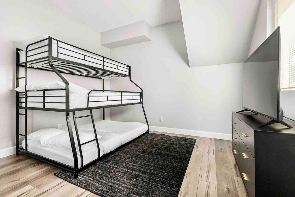 New Luxury Townhome Sleeps 9 Near Usc/dtla/expo Apartment