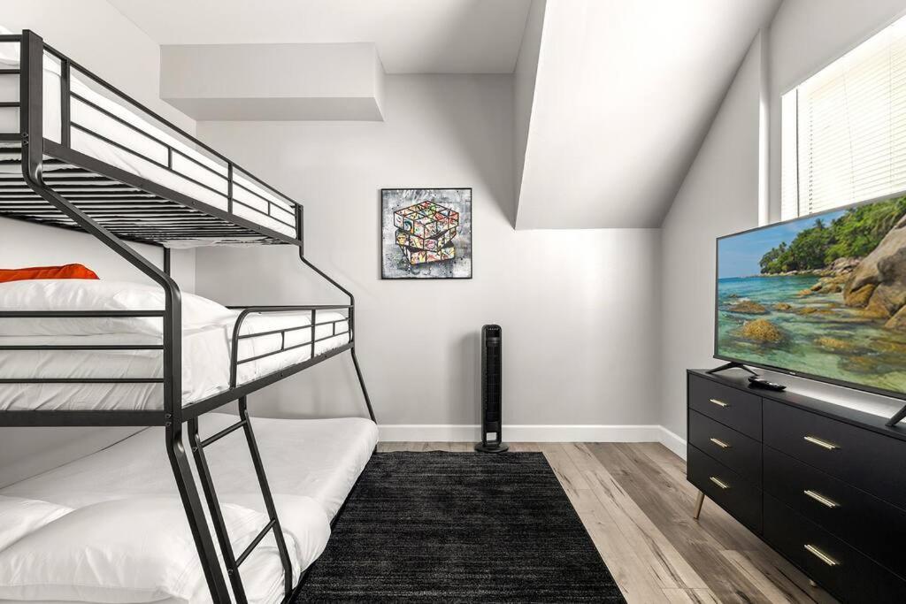 New Luxury Townhome Sleeps 9 Near Usc/dtla/expo Apartment